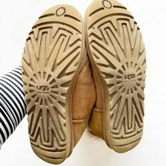 Women’s / Teen’s UGG Fold Over Boots Size 6 - Picture 8 of 11